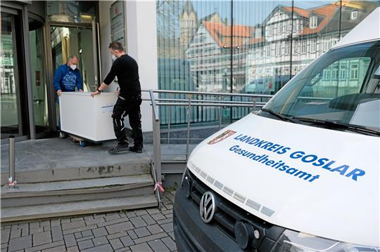 Helfer liefern Möbel für die Impfstelle am Jakobikirchhof in Goslar an.