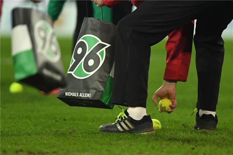 Fürth-Trainer: Fans „sind nicht das Herz des Spiels” Helfer sammeln Tennisbälle vom Spielfeld.