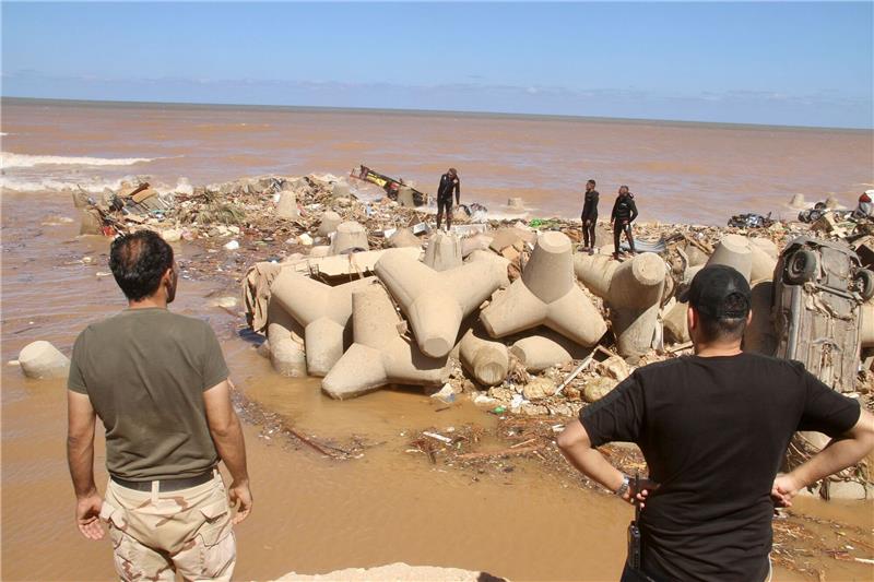 Unwetter in Libyen: Katastrophe in einem maroden Staat Helfer suchen nach Überlebenden am Meer in Darna.