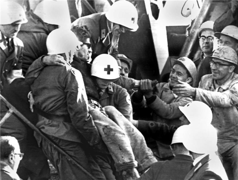 Dramatische Tage: 60 Jahre Grubenunglück in Lengede Helfer tragen einen der befreiten Bergleute ins Freie.