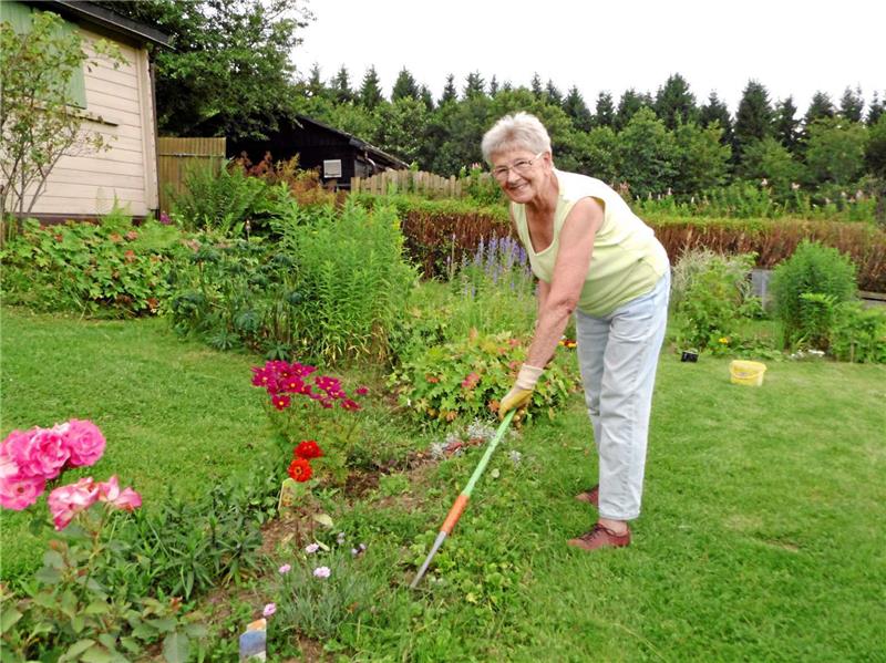 Helga Hemler harkt ihr Blumenbeet in der Gartenanlage Roseneck. Sie bewirtschaftet mit ihrem Mann seit Anfang der 1960er-Jahre ihre Parzelle. Fotos: Borchers