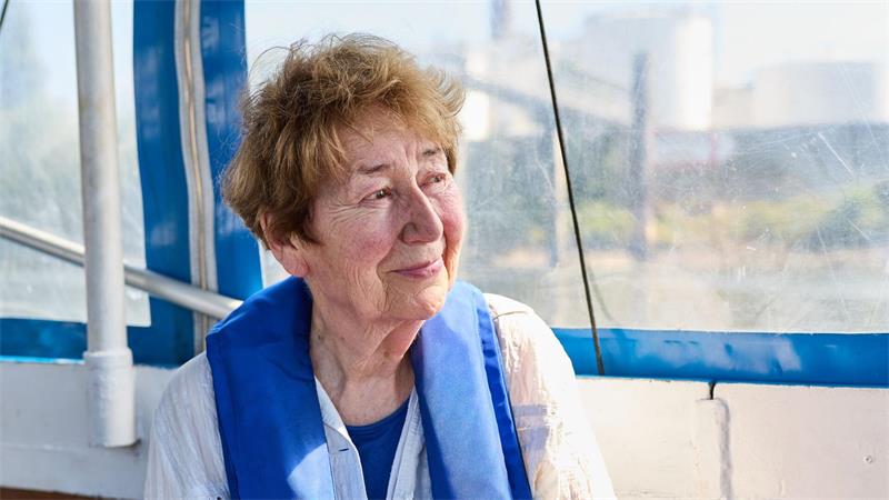 Helga Janssen ist eine der fünf ehrenamtlichen Seelsorgerinnen, die regelmäßig zu den Binnenschiffern im Hamburger Hafen fahren und mit ihnen sprechen. 