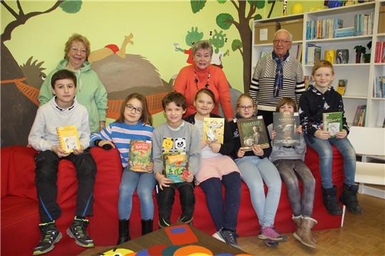 Helga Krück, Susanne Herweg und Karl Heinz Nothdurft (v.l) mit lesebegeisterten Schülern und ihren Lieblingsbüchern. Foto: Jenzora
