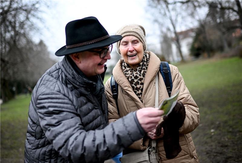 Einsamkeit kann schmerzhaft und gesundheitlich riskant sein Helga Müller zeigt Jan Römmler bei einem Spaziergang ein altes Foto. Unter der Motto «Jung trifft Alt» vermittelt der Verein «Freunde alter Menschen» Kontakte zwischen jungen und älteren Menschen.