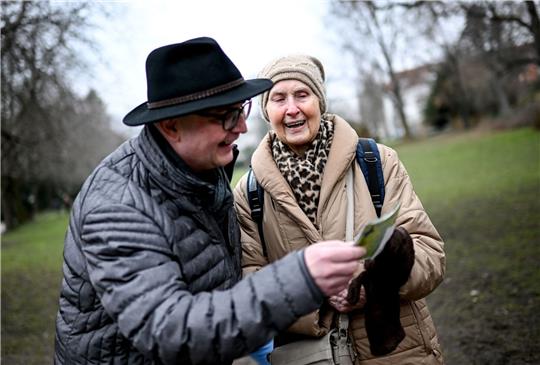 Helga Müller zeigt Jan Römmler bei einem Spaziergang ein altes Foto. Unter der Motto «Jung trifft Alt» vermittelt der Verein «Freunde alter Menschen» Kontakte zwischen jungen und älteren Menschen.