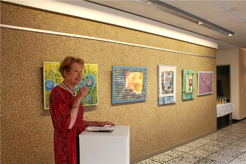Helga Scheffels ständiger Kampf mit dem Bild Helga Scheffel gewährt den Gästen bei der Eröffnung ihrer Ausstellung „Von der Ferne und aus der Nähe“ tiefe Einblicke in ihre Gedankenwelt. Die Braunschweiger Künstlerin dankt ihrem Vorredner Hans Manhart für die lieben Worte. Foto: Wendt