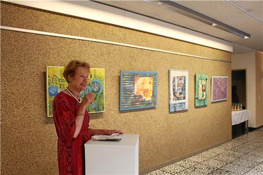 Helga Scheffel gewährt den Gästen bei der Eröffnung ihrer Ausstellung „Von der Ferne und aus der Nähe“ tiefe Einblicke in ihre Gedankenwelt. Die Braunschweiger Künstlerin dankt ihrem Vorredner Hans Manhart für die lieben Worte. Foto: Wendt