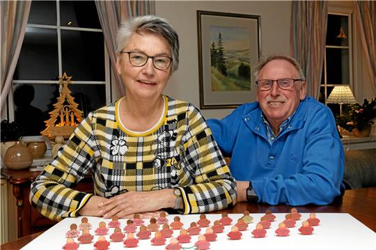 Helga und Jochen Wentzel verschenken und sammeln seit 1987 die Glücksschweinchen der Goslarschen Zeitung.  Foto: Hörseljau
