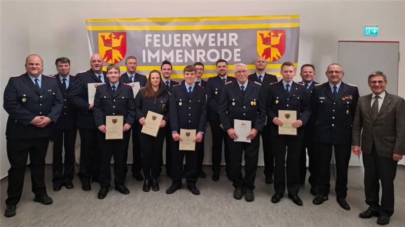 Helge Brennecke (links), die Geehrten und Beförderten der Ortsfeuerwehr Immenrode und Stadtbrandmeister Christian Hellmeier und Bürgermeister Axel Siebe (rechts).