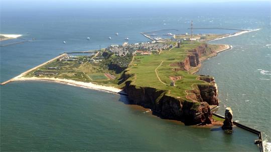 Helgoland ist bei hohem Wellengang nicht immer leicht zu erreichen. (Archivbild)