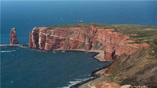 Helgoland zog 2024 noch knapp 302.000 Tages- und Übernachtungsgäste an, ein Jahr später waren es 4 Prozent weniger (Archivbild).