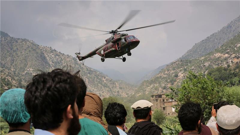 Mehr als tausend Tote bei Erdbeben in Afghanistan Helikopter sind im Einsatz, um Verletzte aus den Trümmern zu bergen.