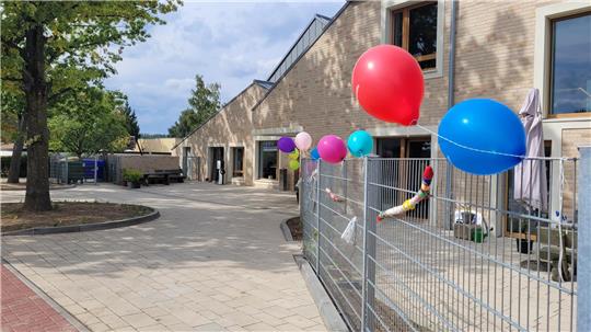 Hell und freundlich wirkt die Fassade des neuen Kinder- und Jugendhauses in der Harlingeröder Landstraße.