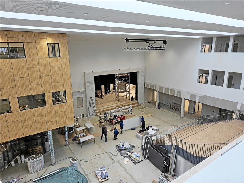 Goslars neues Schulzentrum: Einblicke in die Goldene Aue Hell und groß: Das Forum und die Bühne machen die neuen Dimensionen deutlich. Foto: Privat