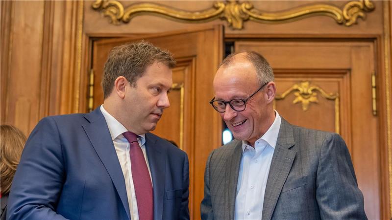 Bundesregierung will schlechte Laune vertreiben Heller Anzug, keine Krawatte: Der Kanzler überrascht bei der Kabinettsklausur mit neuem Outfit.