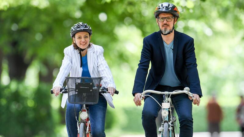 10 Punkte, wie Radfahrer sich und ihr Fahrrad schützen Helm auf: So schützen sich Radfahrer vor schweren Kopfverletzungen.