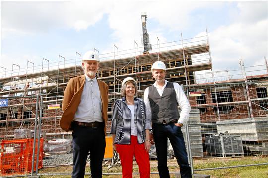 Helm auf für den 62-Millionen-Euro-Bau: Beim Richtfest für die neue Goldene Aue nehmen CvD-Direktor Martin Ehrenberg (li.) und sein Vize Holger Ritzke die scheidende Rektorin Jutta Schober in die Mitte. Mehr als zwei Jahrzehnte hat sie ihre Realschule geleitet und das Miteinander geprägt.