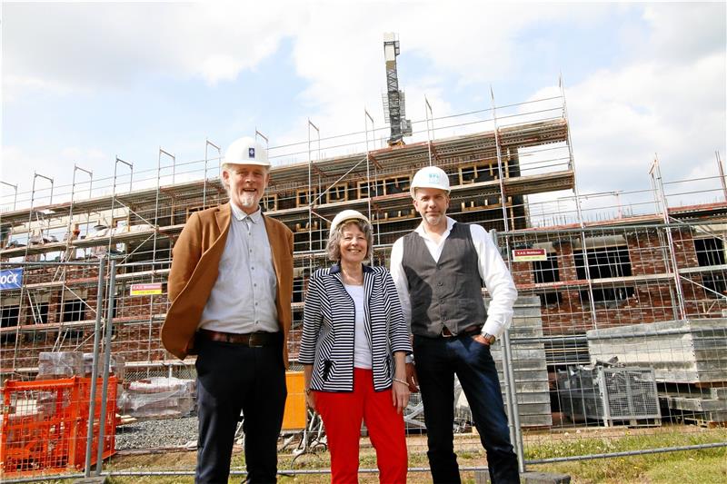 Letzter Schultag für die Langzeit-Rektorin Jutta Schober Helm auf für den 62-Millionen-Euro-Bau: Beim Richtfest für die neue Goldene Aue nehmen CvD-Direktor Martin Ehrenberg (li.) und sein Vize Holger Ritzke die scheidende Rektorin Jutta Schober in die Mitte. Mehr als zwei Jahrzehnte hat sie ihre Realschule geleitet und das Miteinander geprägt. Foto: Epping
