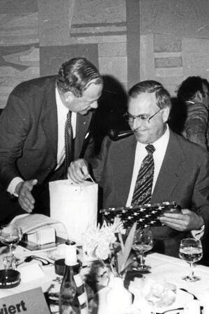 Helmut Kohl, späterer Bundeskanzler, besucht das Kurhaus im April 1978.