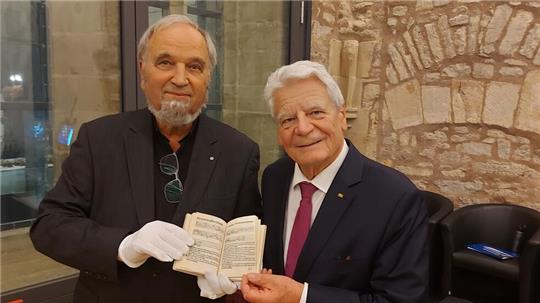 Helmut Liersch (links) zeigt dem ehemaligen Bundespräsidenten Joachim Gauck das Goslarer Enchiridion.