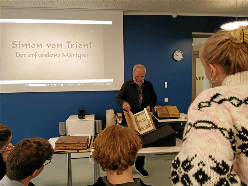 Die Marktkirchen-Bibliothek als außerschulischer Lernort Helmut Liersch stellt die Schätze der Marktkirchen-Bibliothek vor. Foto: Privat