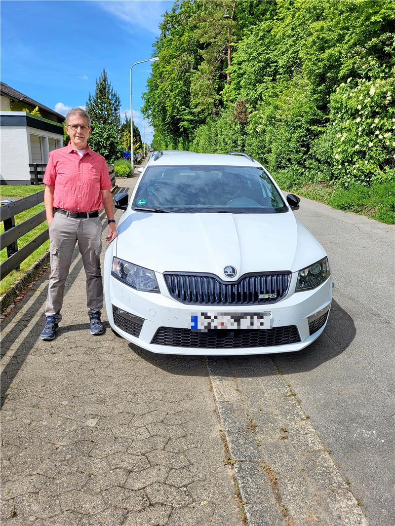 Helmut Pfannenschmidt parkt seit Jahrzehnten in der schmalen Lohnbachstraße halb auf dem Fußweg – jetzt sollen er und andere Anwohner dafür zahlen. Fotos: Roß