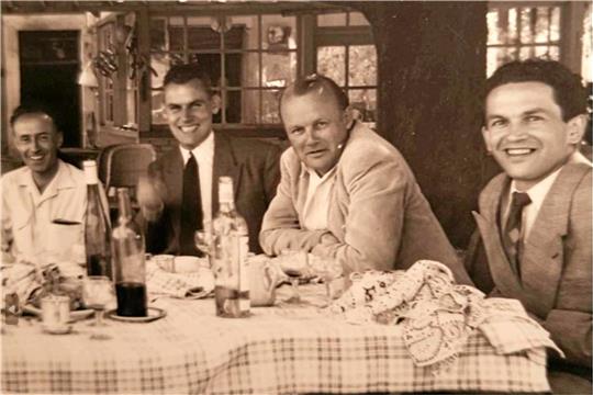 Helmut Schneider (zweiter von rechts) mit seinen französischen Freunden Max Lacourt, Georges Toupet und René Devaux im Jahr 1952. Foto: Privat