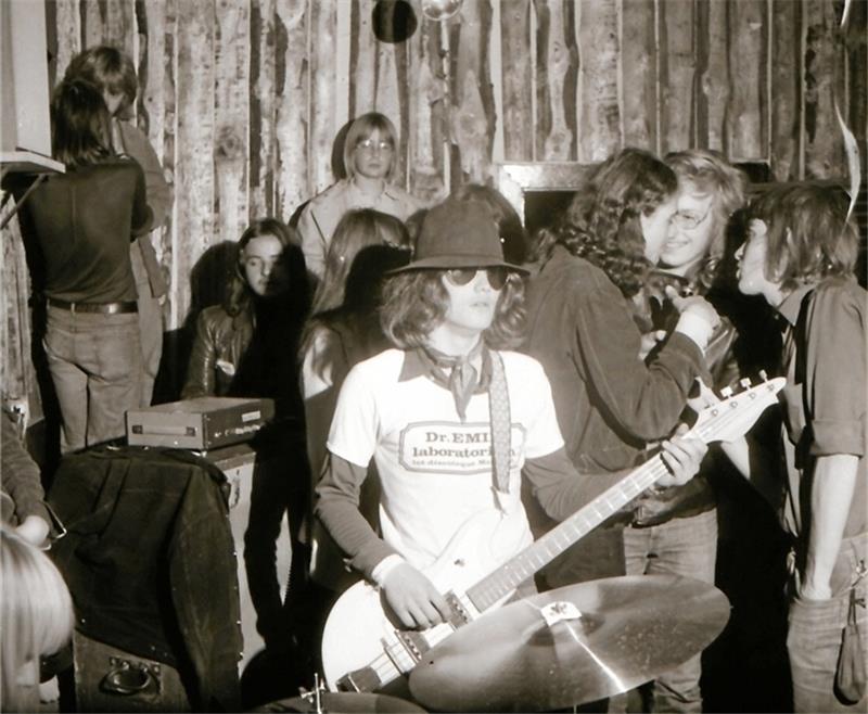 Kleines Revival für die Bad Harzburger Helden von 1973 Helmut Spintig mit Hut, Gitarre und Sonnenbrille. Foto: Privat