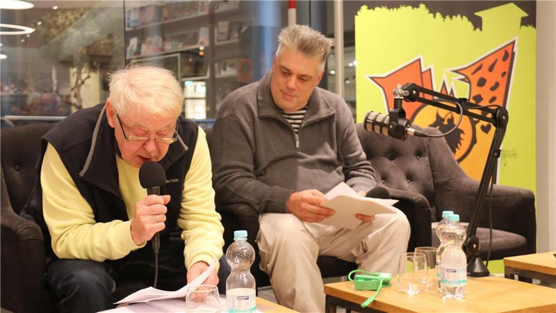 Helmut (links) und Sascha Exner erzählen von der „Miss Marple des Harzes" und stellen eine turbulente Gerichtsverhandlung mit Lilly Höschen vor.