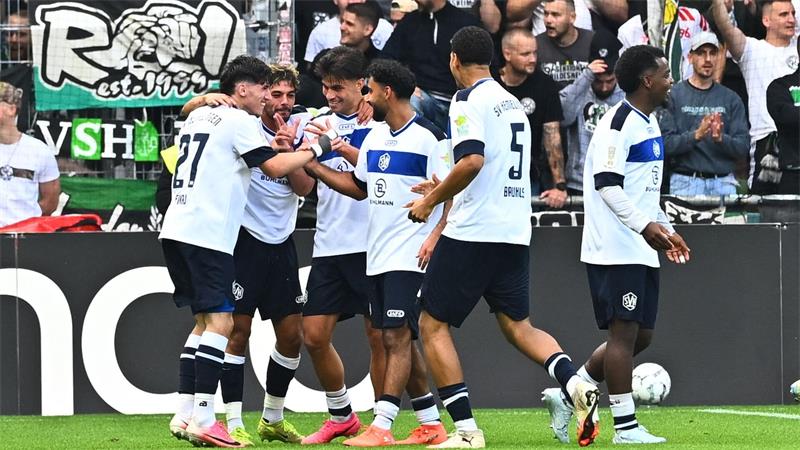 Hemelingens Spieler bejubeln den Ehrentreffer.