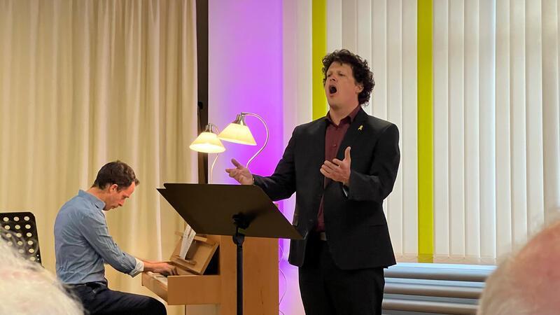 Musikalische Reise durch verschiedene Kulturen und Länder Hemi Levison zieht das Publikum mit seiner voluminösen, warmen Stimme in den Bann.