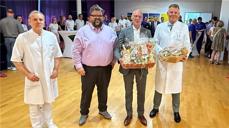 Großer Empfang: Hendrik Bonnemeier als neuer Chefarzt begrüßt Hendrik Bonnemeier (v.r.), neuer Chefarzt für Innere Medizin und Kardiologie, Ralph Mletzko, Florian Nachtwey, Asklepios Regionalgeschäftsführer Region Harz, Kai-Michael Scheufler, ärztlicher Direktor, Chefarzt der Neurochirurgie der Schildautal-Klinik.