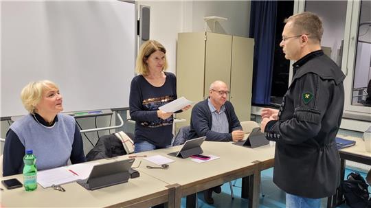 Hendrik Schläper überreicht Bürgermeisterin Petra Emmerich-Kopatsch die Unterschriftenliste.