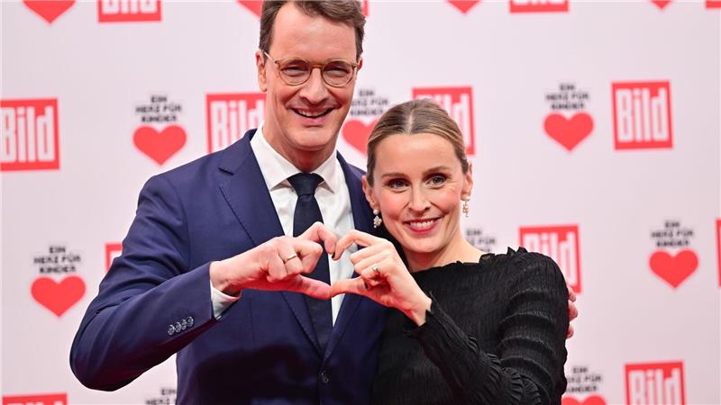 Hendrik Wüst (CDU) und seine damals noch schwangere Frau Katharina bei der Gala „Ein Herz für Kinder“ (Archivfoto)