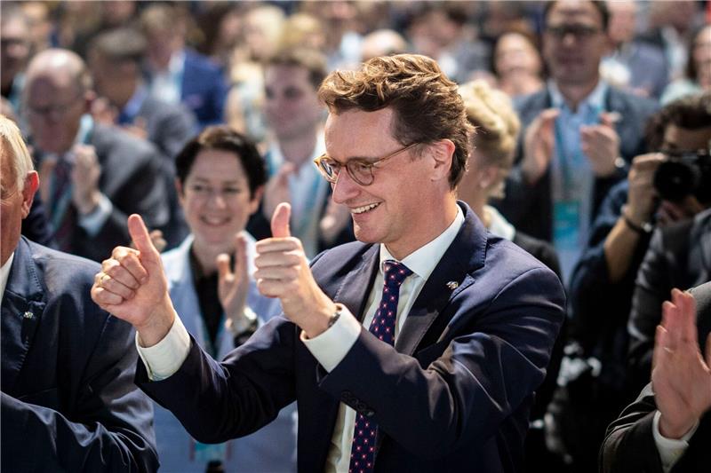 Wüst als Chef der NRW-CDU bestätigt - Rede-Duell mit Merz Hendrik Wüst (CDU) wird als Vorsitzender der NRW-CDU beim Landesparteitag wiedergewählt.