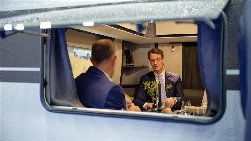 Hendrik Wüst, Ministerpräsident von Nordrhein-Westfalen (CDU), besucht die Camping-Messe „Caravan Salon“ in Düsseldorf.