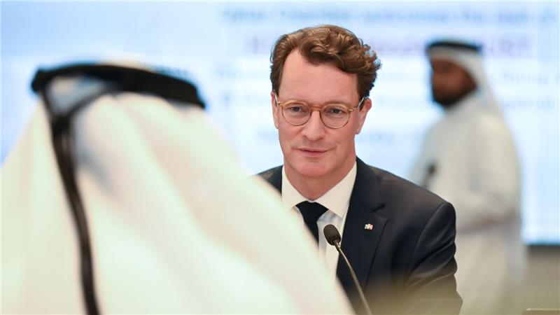 Ministerpräsident Wüst sucht Schulterschluss mit Katar Hendrik Wüst sucht das Gespräch mit katarischen Geschäftsleuten, wie hier in einem Raum der Handelskammer Katars.