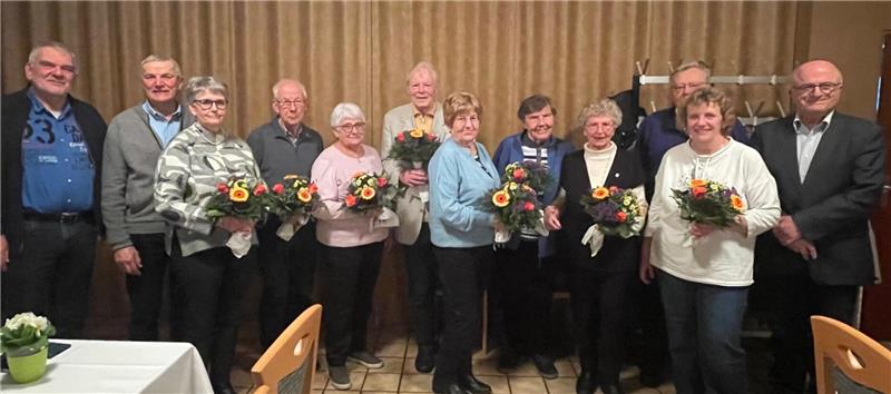 Henning Franke (l.) und Christos Georgiadis (r.) ehren Manfred (v.l.) und Jutta Hesse, Reinhold Wagner, Eleonore Petri, Hans-Dieter Behrens, Ruth Nieweg, Erika Kausch, Hanneliese Rösler, Kurt Opitz und Sabine Einbrodt.