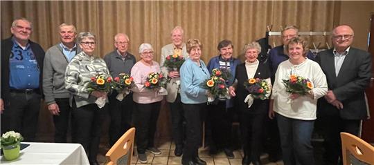 Henning Franke (l.) und Christos Georgiadis (r.) ehren Manfred (v.l.) und Jutta Hesse, Reinhold Wagner, Eleonore Petri, Hans-Dieter Behrens, Ruth Nieweg, Erika Kausch, Hanneliese Rösler, Kurt Opitz und Sabine Einbrodt.