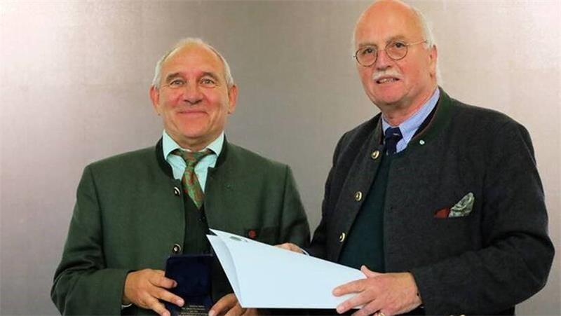Arbeitsverhältnisse für Forstwirte verbessert Henning Geske (l.) erhält die KWF-Medaille vom Kuratoriums-Vorsitzenden Heinz-Werner Streletzki.