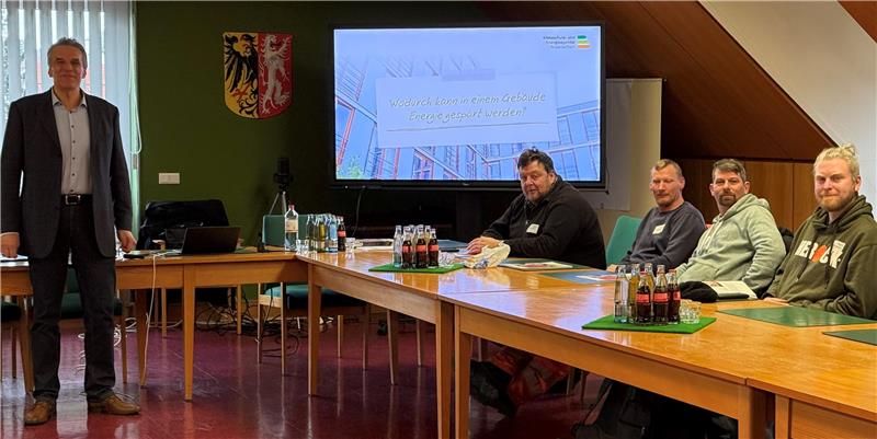 Stadt Braunlage schult Hausmeister aus der Region im Klimaschutz Henning Hildebrand erklärt den Hausmeistern aus der Region im Ratssaal des Rathauses Braunlage, wie der Energieverbrauch in öffentlichen Gebäuden gesenkt werden kann.