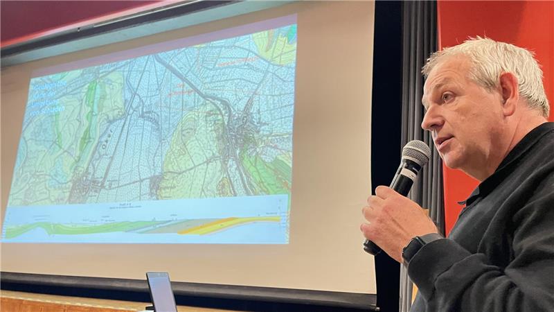 Henning Zellmer vom Geopark Harz-Braunschweiger Land- Ostfalen informiert über die Geologie des Werla-Geländes.