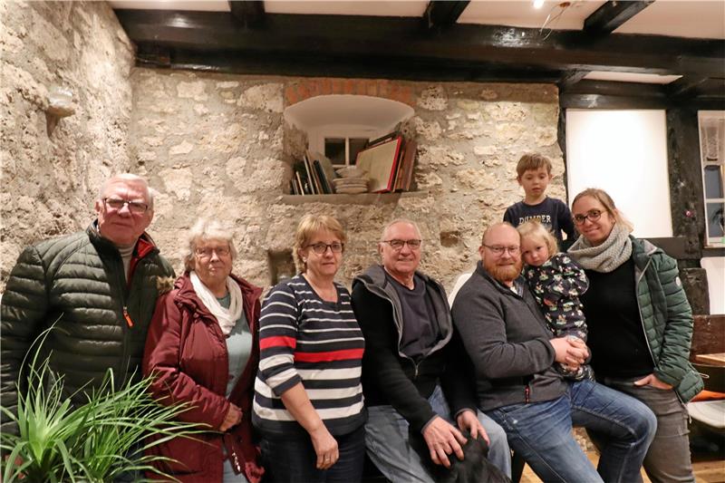 Henning und Rita Meyer, Elke und Bodo Meyer sowie Christoph, Ole, Nele und Jessica Barnigeroth geben einen Einblick in den geräumigen Keller der Hagenmühle.  Foto: Jambrek