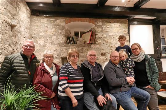 Henning und Rita Meyer, Elke und Bodo Meyer sowie Christoph, Ole, Nele und Jessica Barnigeroth geben einen Einblick in den geräumigen Keller der Hagenmühle.  Foto: Jambrek