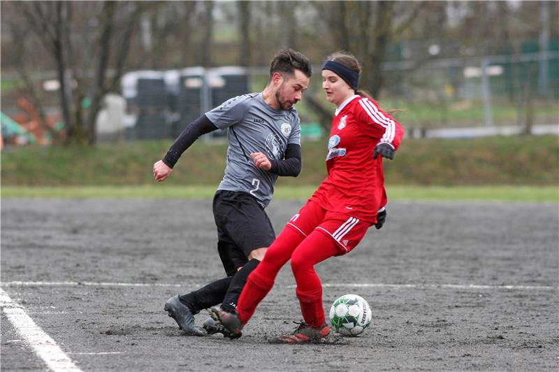 Fußballerin im Herrenteam: „Das ist nicht großartig anders“ Henriette Otto auf dem Hartplatz der SVG Oberharz im Zweikampf mit Dennis Hildebrand. In Sachen Schnelligkeit kann sie es locker mit den Herren aufnehmen. Foto: Gietemann