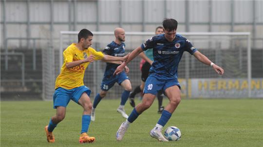 Henrik Möker (r.), Torschütze zur zwischenzeitlichen 2:1-Führung beim KSV Vahdet Salzgitter, hat bisher in jedem Spiel für den Goslarer SC 08 getroffen.
