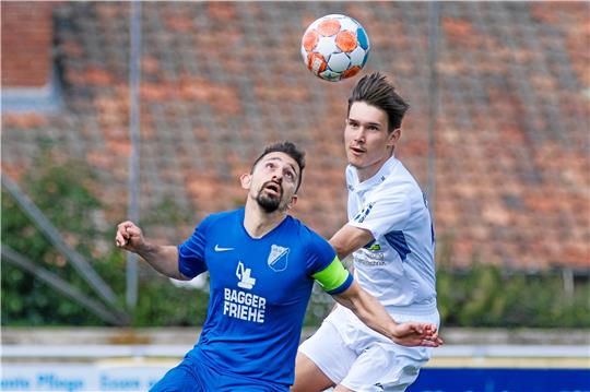 Henrik Möker (re.) und der Goslarer SC 08 feiern einen 7:2-Erfolg bei der FG Vienenburg/Wiedelah, hier Timo Bull. Foto: Drechsler