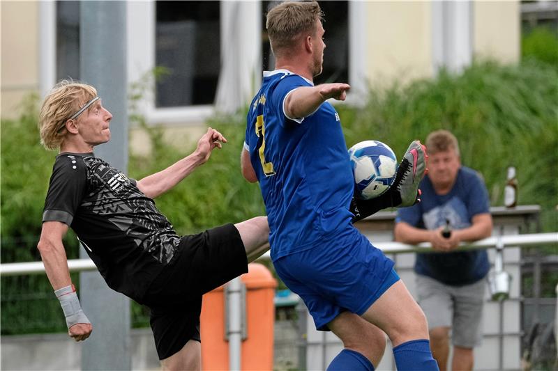 SG Wolfshagen/Lautenthal stürmt an die Tabellenspitze Henrik Stöwenau vom SV Hahndorf streckt sich, um das Leder vor Moritz Finger von der TSG Bad Harzburg II zu behaupten. Am Ende der Partie steht ein 5:5. Foto: Drechsler