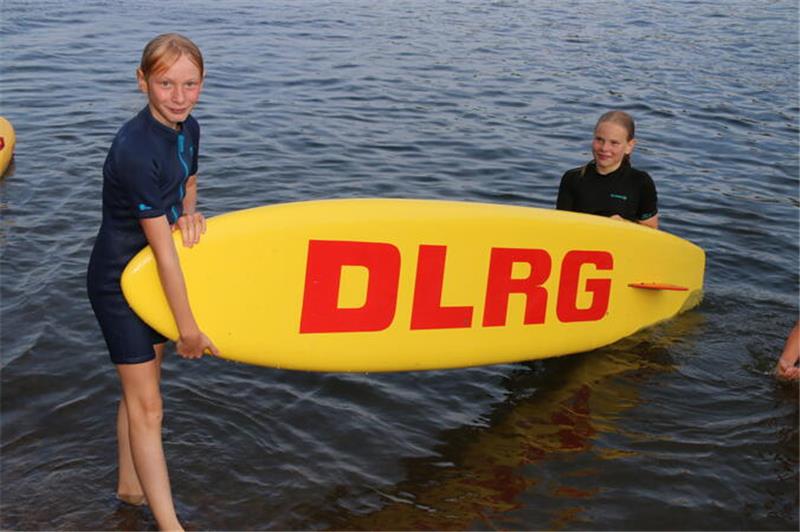 Henrike und Matilda führten eine Rettungsübung vor.
