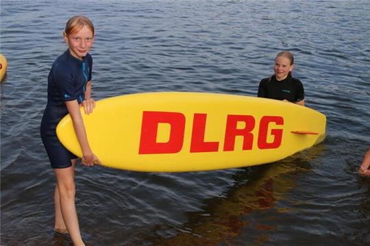 Henrike und Matilda führten eine Rettungsübung vor.
